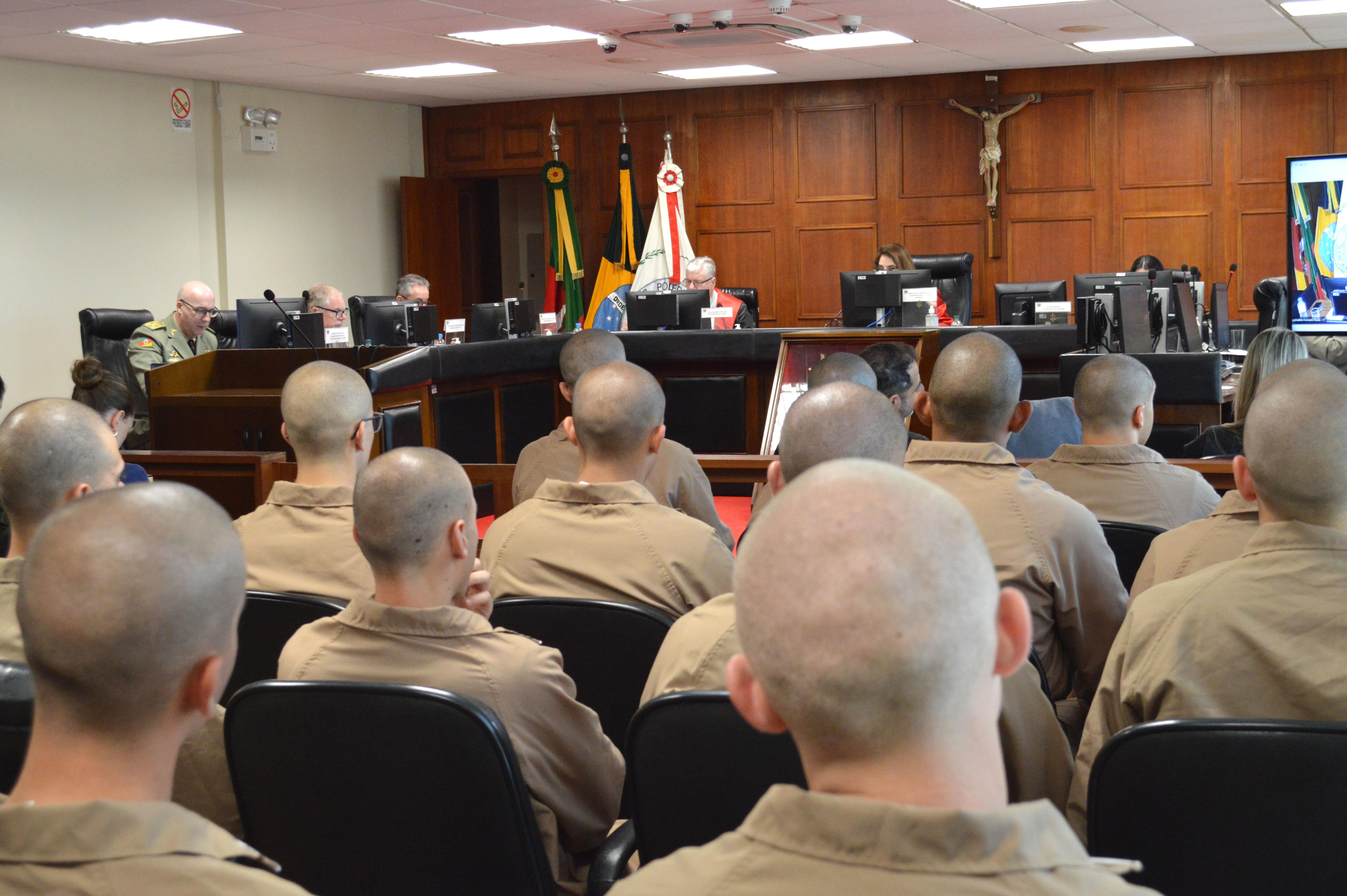 Alunos do Curso Básico de Formação Policial Militar participam de Sessão Didática do TJMRS